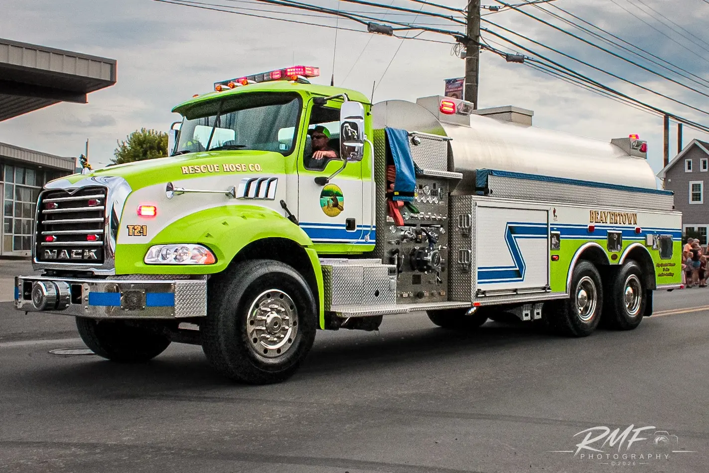 Green and white heavy rescue tow truck